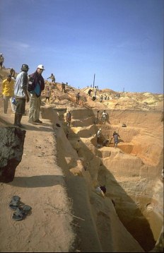 Ilakaka sapphire mining, the miners' team of GGGems in 1999, sapphire rush